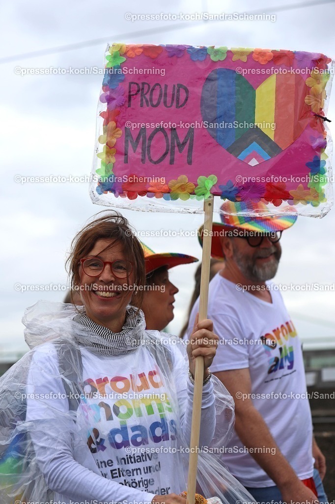 xSSC06072501039 | 06.07.2025, xsscx, Köln, Cologne Pride: Teilnehmerin der Gruppe Proud Moms & Dads an der Parade zum CSD in Köln