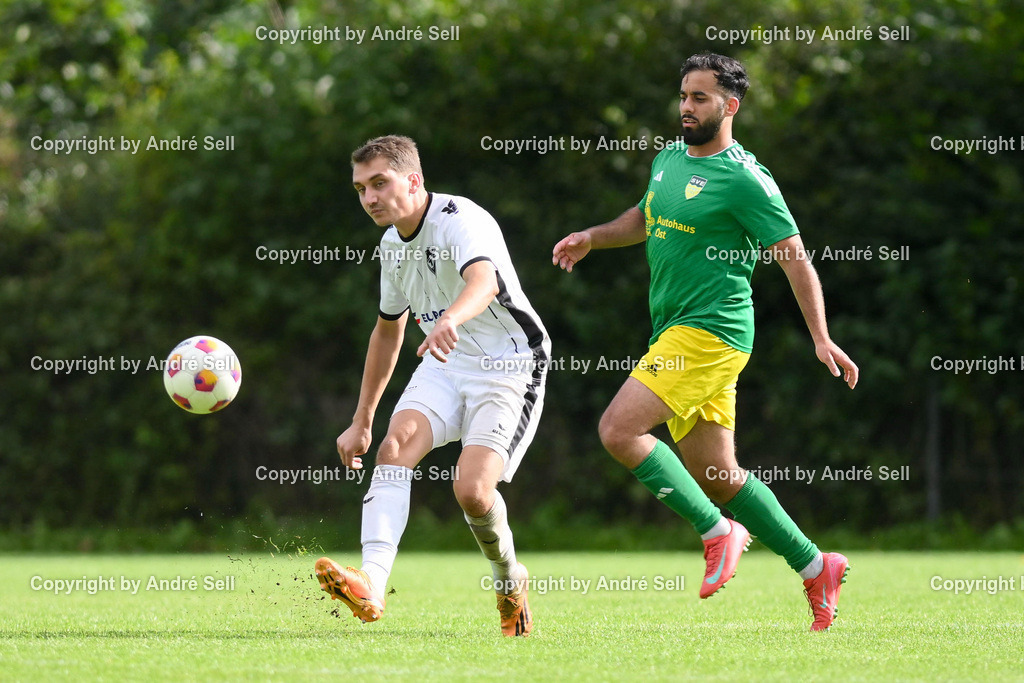 TS Einfeld vs SVE Comet Kiel | Brian Casper (Einfeld #3) vs Houari Messaoudi (Comet #31) / Fußball-Verbandsliga Ost Männer 2026/2027 / TS Einfeld vs SVE Comet Kiel / C-Platz TSE / Neumünster / 05.09.26 - Realisiert mit Pictrs.com