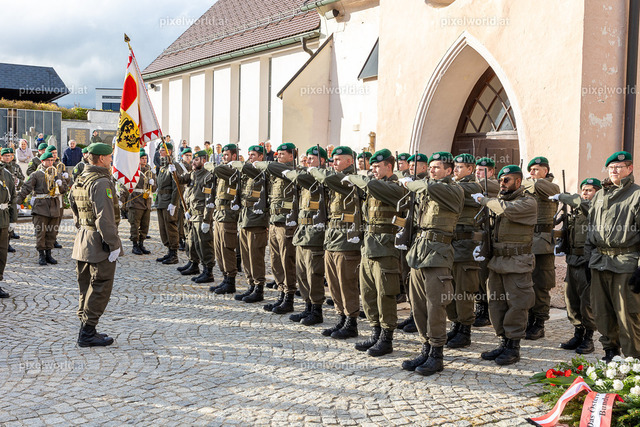 Kranzniederlegung am Karner bei der Stadtpfarrkirche "Maria in Dorn" | Bildershop von pixelworld.at - Realisiert mit Pictrs.com