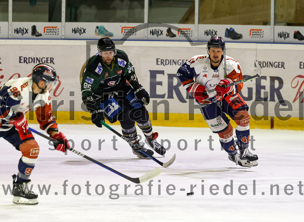 2023-03-07_047_TSV_Erding_gegen_ESC_Kempten | Erding, Deutschland, 07.03.2023:
Eishockey, Bayernliga Playoffs 2022 / 2023, Viertelfinale, TSV Erding gegen ESC Kempten, Endergebnis: 9:3

Eric Nadeau (ESC Kempten, #96), Michael Trox (Erding Gladiators, #86), Rostislav Martynek (ESC Kempten, #41)

Foto: Christian Riedel / fotografie-riedel.net