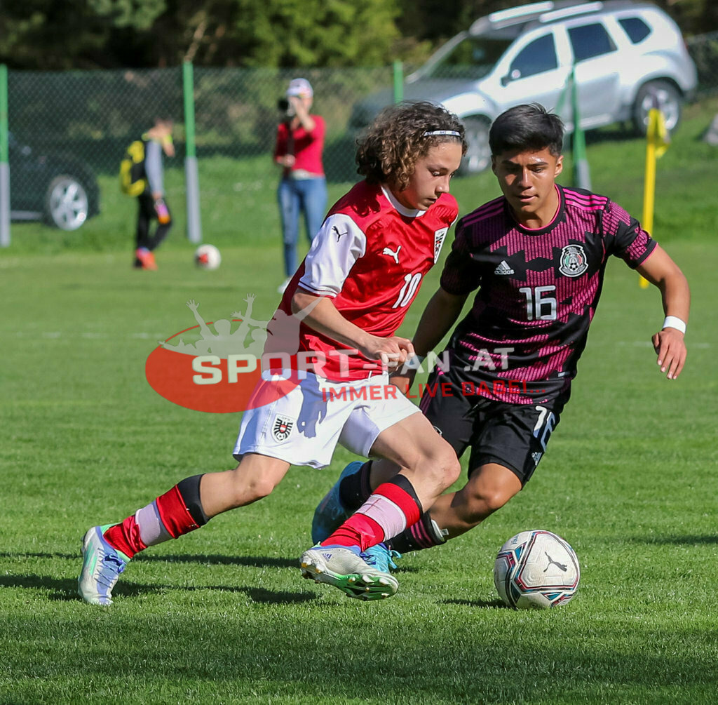 AUSTRIA U15 - MEXICO U15 | FABIAN SILBER (Austria #10) Jesus Torres (Mexico #16) ; AUSTRIA U15 - MEXICO U15 am 29.04.2022 in Arnoldstein
(Sportplatz), AUSTRIA, (Photo by Ernst Krawagner sport-fan.at) - Realisiert mit Pictrs.com