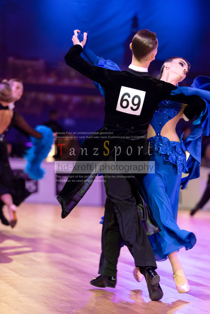20241215_WDSF_Int_Open_Std-Riga-9368 | Tanzsportbilder, Standardtanz, Lateintanz, WDSF, DTV, LTVB, dancecomp, goc, hessen tanzt, blaues band der spree, walzer, tango, wiener walzer, slowfox, quickstepp, samba, rumba, cha-cha-cha, paso doble. jive, hd-kroft photography, turniertanzsport