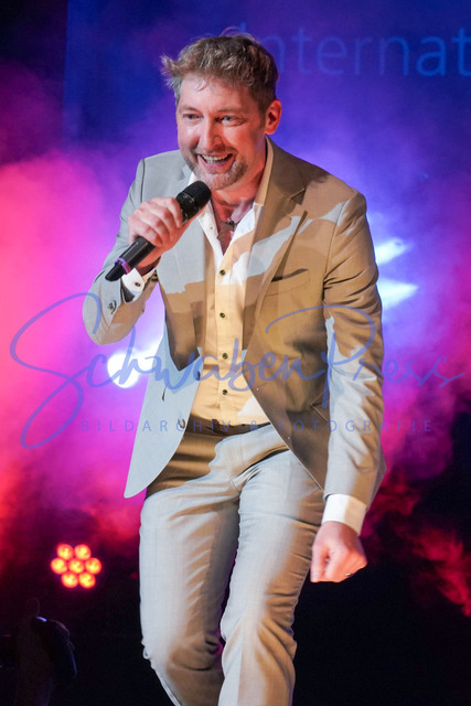 060424Ho1701 | Raffael Koenig -Stauferkrone 2024
Der internationale Schlagerwettbewerb Stauferkrone wird 2024 bereits zum fuenften Mal von Maitis Media ausgerichetet. 
Deutschland, Donzodrf, Stadthalle, 06.04.2024


