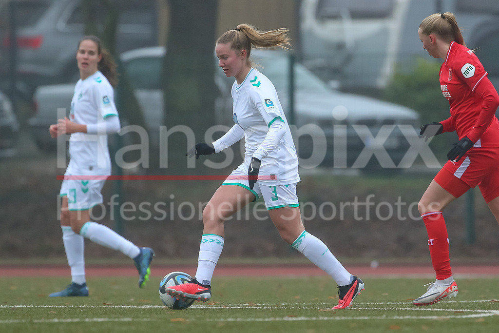 Fussball, Testspiel Frauen, SV Werder Bremen - FC Twente Enschede | v.li.: Mathilde Janzen (SV Werder Bremen, 3) am Ball, Einzelbild, Ganzkörper, Aktion, Action, Spielszene