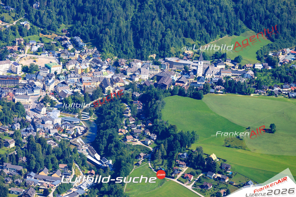 Die Luftaufnahme der Stadt Bad Aussee wurde 2017 vom Flugzeug heraus erstellt ( keine Drohne )- hohe Auflösung für beste Qualität