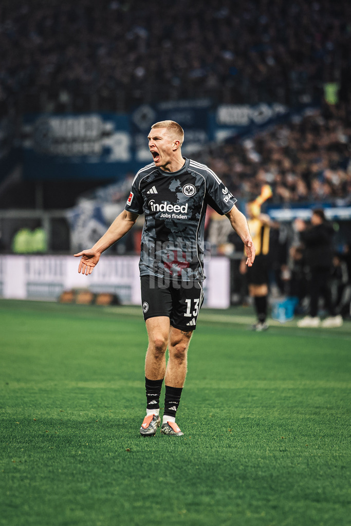 Fußball | Männer | Saison 2025/2026 | 1. Fußball-Bundesliga | 15. Spieltag | Hamburger SV vs. Eintracht Frankfurt | 20.12.2025 | Rasmus Kristensen (#13, Eintracht Frankfurt) emotional