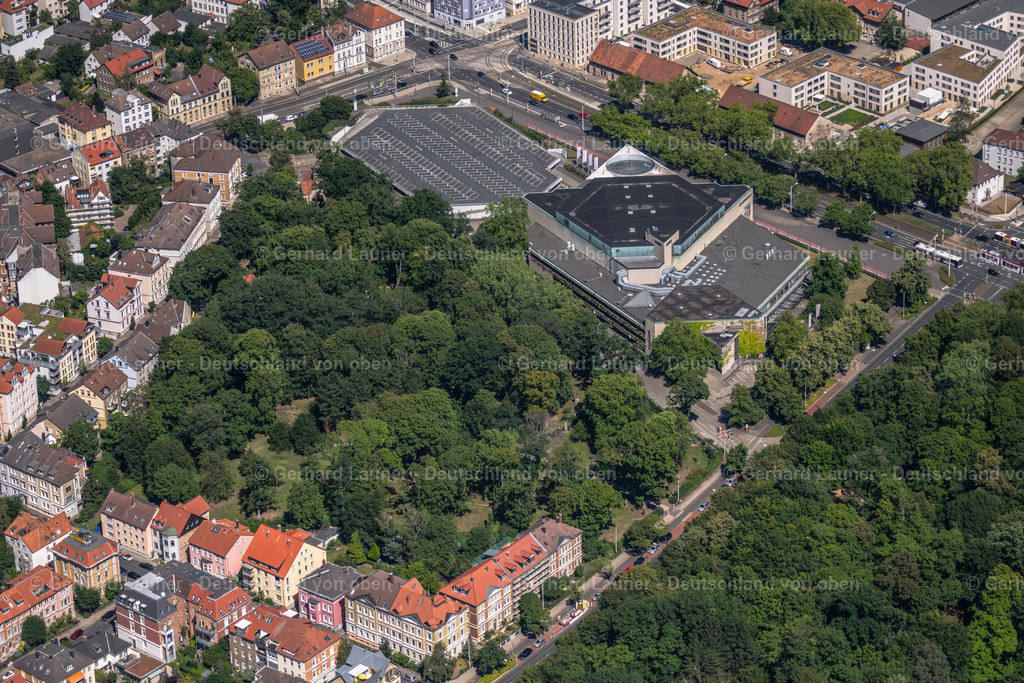 4036327 | BRAUNSCHWEIG 31.07.2020 Dachkonstruktion auf dem Gebäude der Veranstaltungshalle Stadthalle im Ortsteil St. Leonhard in Braunschweig im Bundesland Niedersachsen, Deutschland. Weiterführende Informationen bei: Stadthalle Braunschweig Betriebsgesellschaft mbH. // Building of the indoor arena Stadthalle in the district St. Leonhard in Brunswick in the state Lower Saxony, Germany. Further information at: Stadthalle Braunschweig Betriebsgesellschaft mbH. Foto: Gerhard Launer