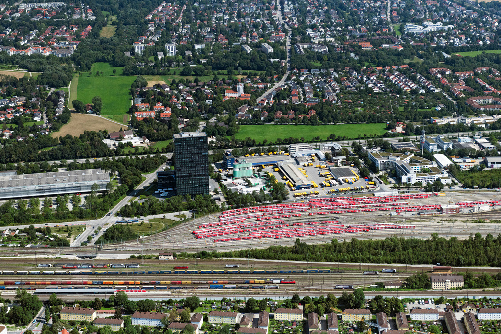 dr__0048443.jpg | MüNCHEN 19.07.2024 Stadtbahn S-Bahn- Depot und Abstellgleise an der Kronstadter Straße im Ortsteil Bogenhausen in München im Bundesland Bayern, Deutschland. Weiterführende Informationen bei: DACHSER SE,  DB Regio AG. // S-Bahn railway station and sidings on street Kronstadter Strasse in the district Bogenhausen in Munich in the state Bavaria, Germany. Further information at: DACHSER SE,  DB Regio AG. Foto: Daniel Reiter