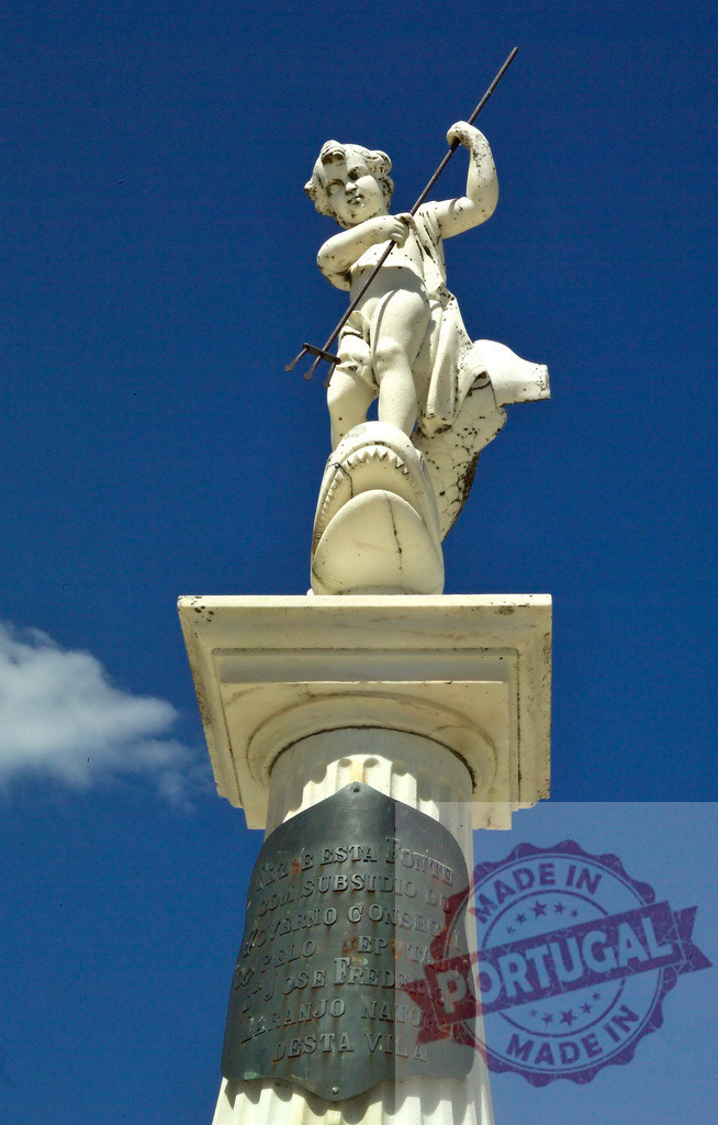 Cherub statue with trident riding shark on column | Cherub statue holding a trident, riding a shark on a column against a blue sky - Realisiert mit Pictrs.com