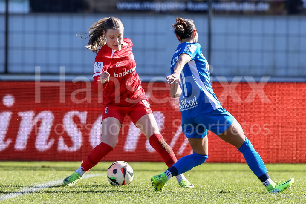Fussball, 2. Frauen-Bundesliga, SV Meppen - SC Freiburg II | v.li.: Zoe Schick (SC Freiburg II, 8) und Genesis Castrellon (SV Meppen, 17) im Zweikampf, Duell, Dynamik, Aktion, Action, Spielszene, DIE DFB-RICHTLINIEN UNTERSAGEN JEGLICHE NUTZUNG VON FOTOS ALS SEQUENZBILDER UND/ODER VIDEOÄHNLICHE FOTOSTRECKEN. DFB REGULATIONS PROHIBIT ANY USE OF PHOTOGRAPHS AS IMAGE SEQUENCES AND/OR QUASI-VIDEO.