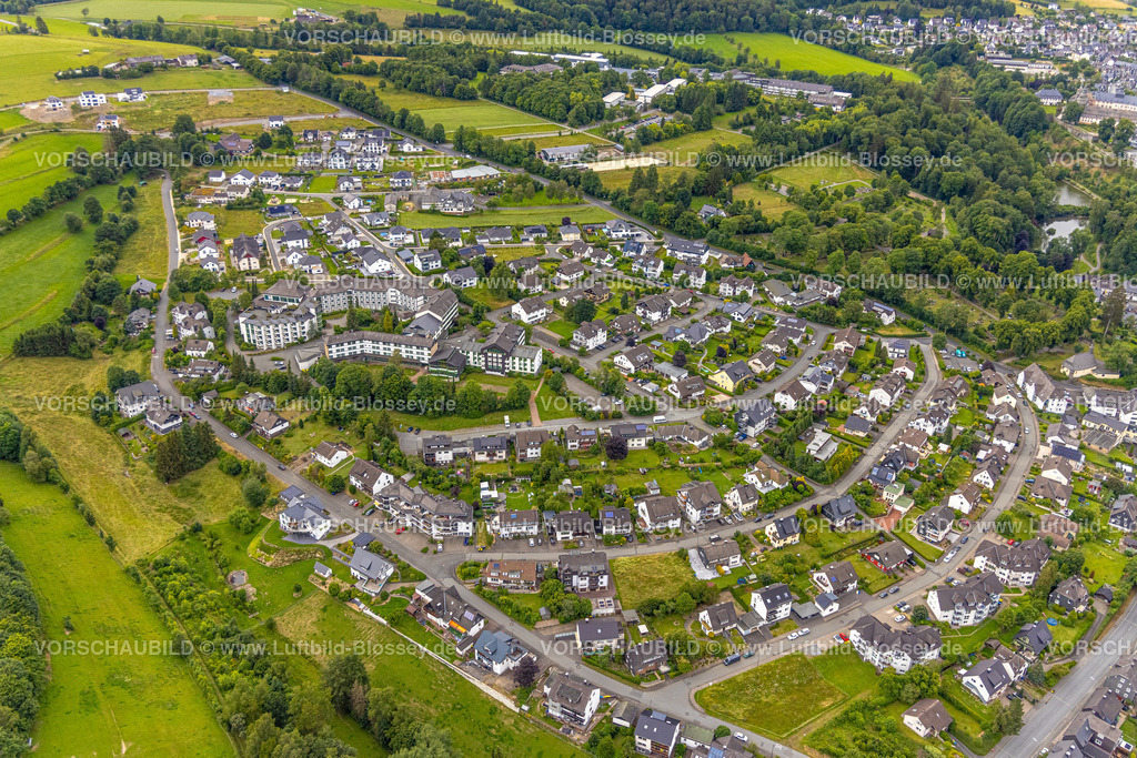 BadBerleburg240710059 | Luftbild, Haus am Sähling - evangelisches Johanneswerk Pflegeheim, Wohngebiet um den Lerchenweg, Neubau Wohngebiet Am Sengelsberg, hinten die Rothaarklinik, Bad Berleburg, Wittgensteiner Land, Nordrhein-Westfalen, Deutschland