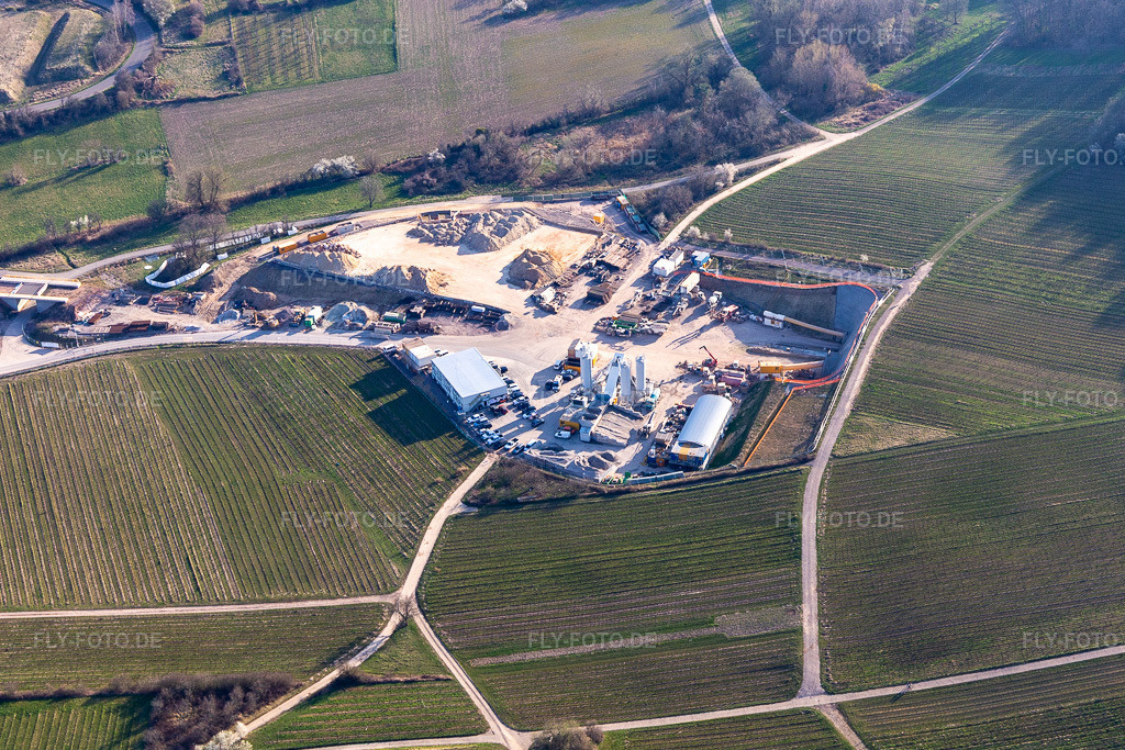 Luftbild: Baustelle des Tunnelportals Ost für den Astrid-Tunnel zur Unterquerung und Ortsumgehung von Bad Bergzabern zwischen B38 (Weinstraße) und B427 (Kurtalstraße) in Dörrenbach im Bundesland Rheinland-Pfalz in Deutschland.Foto: IMG_130921.jpg vom 22.03.2022 durch Werner Riehm/FLY-FOTO.deBemo: - BEMO Tunnelling GmbHLandesbetrieb Mobilität Rheinland-PfalzStadt Bad BergzabernHerrenknecht AG - Pioneering Underground Together