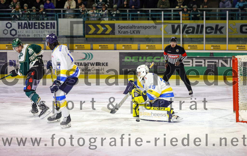 2026-01-09_029_TSV_Erding_gegen_Stuttgart_Rebels | Erding, Deutschland, 09.01.2026:Eishockey, Oberliga Süd 2025 / 2026, 35. Spieltag, TSV Erding gegen Stuttgart Rebels, Endergebnis: Louis Trattner (Erding Gladiators, #7), Toni Ritter (Stuttgart Rebels, #17), Torwart Nick Jordan Vieregge (Stuttgart Rebels, #29)Foto: Christian Riedel / fotografie-riedel.net