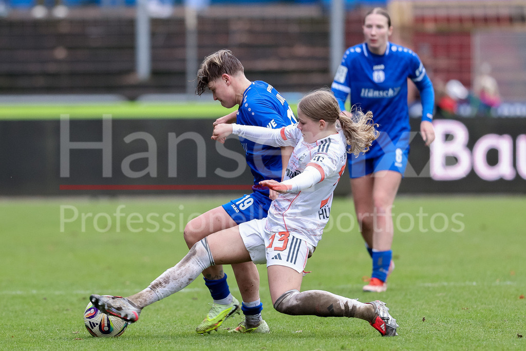Fussball, 2. Frauen-Bundesliga, SV Meppen - FC Bayern München II | v.li.: Lea Mauly (SV Meppen, 19) und Greta Hünten (FC Bayern München II, 33) im Zweikampf, Duell, Dynamik, Aktion, Action, Spielszene, DIE DFB-RICHTLINIEN UNTERSAGEN JEGLICHE NUTZUNG VON FOTOS ALS SEQUENZBILDER UND/ODER VIDEOÄHNLICHE FOTOSTRECKEN. DFB REGULATIONS PROHIBIT ANY USE OF PHOTOGRAPHS AS IMAGE SEQUENCES AND/OR QUASI-VIDEO.