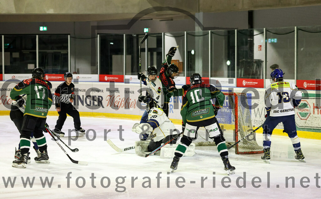2022-11-26_047_TSV_Erding_gegen_ESC_Geretsried | Erding, Deutschland, 26.11.2022:
Eishockey, Bayernliga U20 2022 / 2023, xx. Spieltag, TSV Erding gegen ESC Geretsried, Endergebnis: 5:3

Lucas Lehner (Erding Gladiators, #17), Michael Noll (ESC Geretsried, #4), Torwart Jan Philipp Marco (ESC Geretsried, #30), Ryan Finn Henke (Erding Gladiators, #10), Lucas Lieb (ESC Geretsried, #13)

Foto: Christian Riedel / fotografie-riedel.net