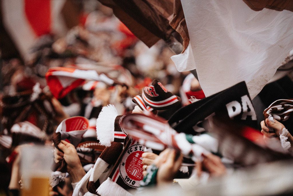 DSC02401 | Der offizielle Shop für FC St. Pauli Fotos. Wähle aus Spielszenen & Fanmomenten dein FCSP Wunschformat. Wir liefern Millerntor-Atmosphäre.