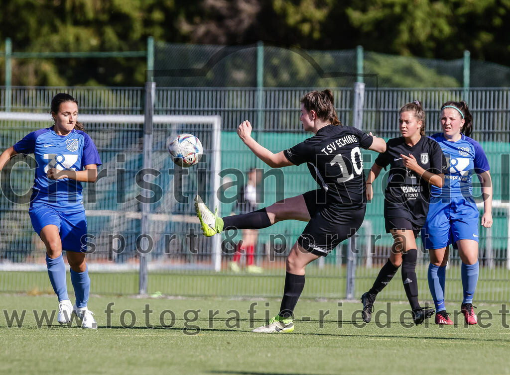 2023-10-21_081_FC_Langengeisling_gegen_TSV_Eching | Erding, Deutschland, 21.10.2023:
Fußball, Bezirksoberliga 2023 / 2024, 8. Spieltag, FC Langengeisling gegen TSV Eching, Endergebnis: 0:0

Julia John (FC Langengeisling, #10), Paula Theis (TSV Eching, #10)

Foto: Christian Riedel / fotografie-riedel.net
