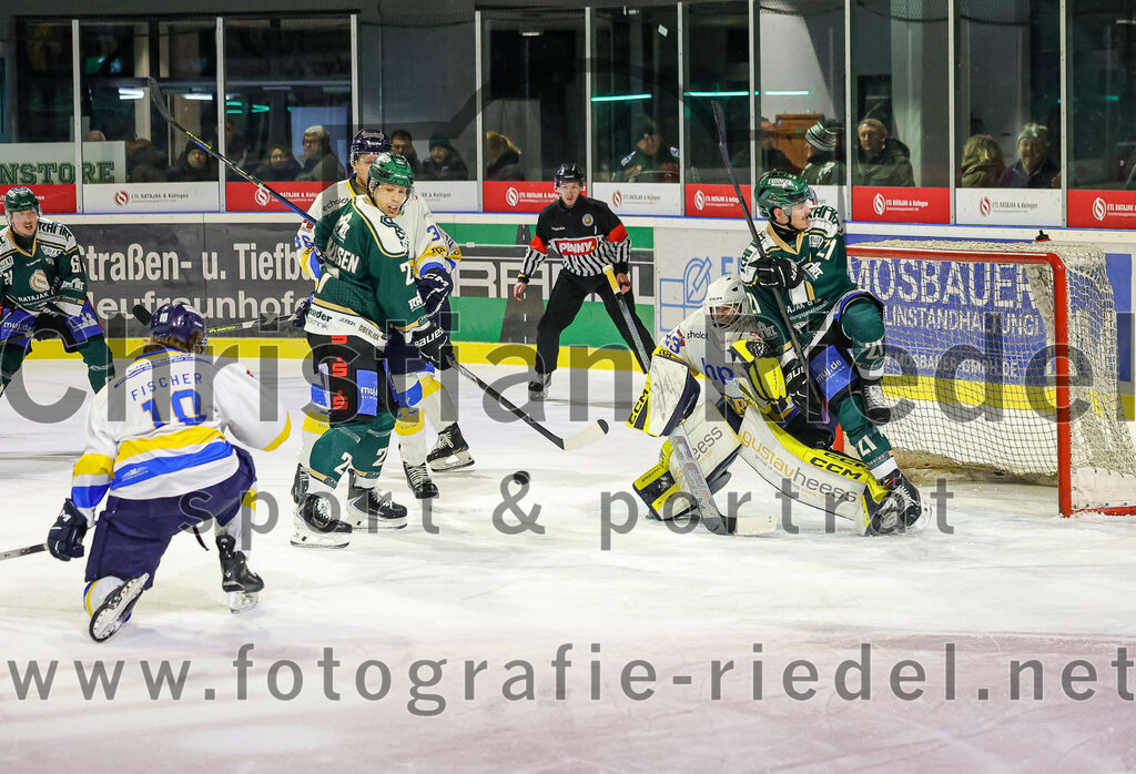 2026-01-09_093_TSV_Erding_gegen_Stuttgart_Rebels | Erding, Deutschland, 09.01.2026:Eishockey, Oberliga Süd 2025 / 2026, 35. Spieltag, TSV Erding gegen Stuttgart Rebels, Endergebnis: Calvin Fischer (Stuttgart Rebels, #10), Mark Waldhausen (Erding Gladiators, #27), Torwart Nick Jordan Vieregge (Stuttgart Rebels, #29), Erik Modlmayr (Erding Gladiators, #21)Foto: Christian Riedel / fotografie-riedel.net