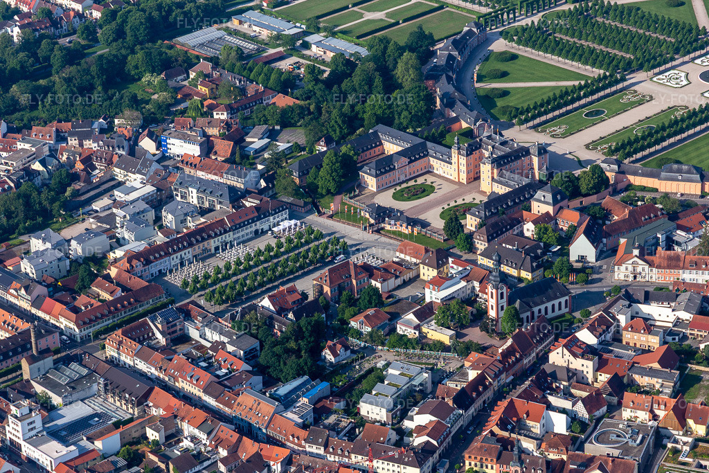 Luftbild: Platz- Ensemble des Schloßplatz mit Straßencaffés und Alleebäumen im Innenstadt- Zentrum in Schwetzingen im Bundesland Baden-Württemberg in Deutschland. Foto: IMG_114226.jpg vom 26.05.2019 durch Werner Riehm/FLY-FOTO.de