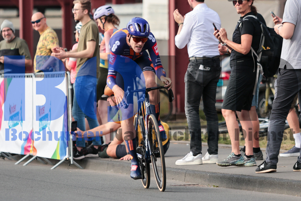 SES_DEUTOU20250820-145 | bond - Realisiert mit Pictrs.com