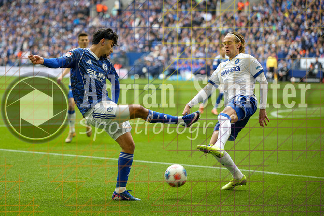 05.04.2026, GER, Fussball, Herren, 2. BL, Saison 2025/2026, FC Schalke 04 - Karlsruher SC | Mertcan Ayhan (S04) und David Herold (KSC) im Kampf um den Ball 