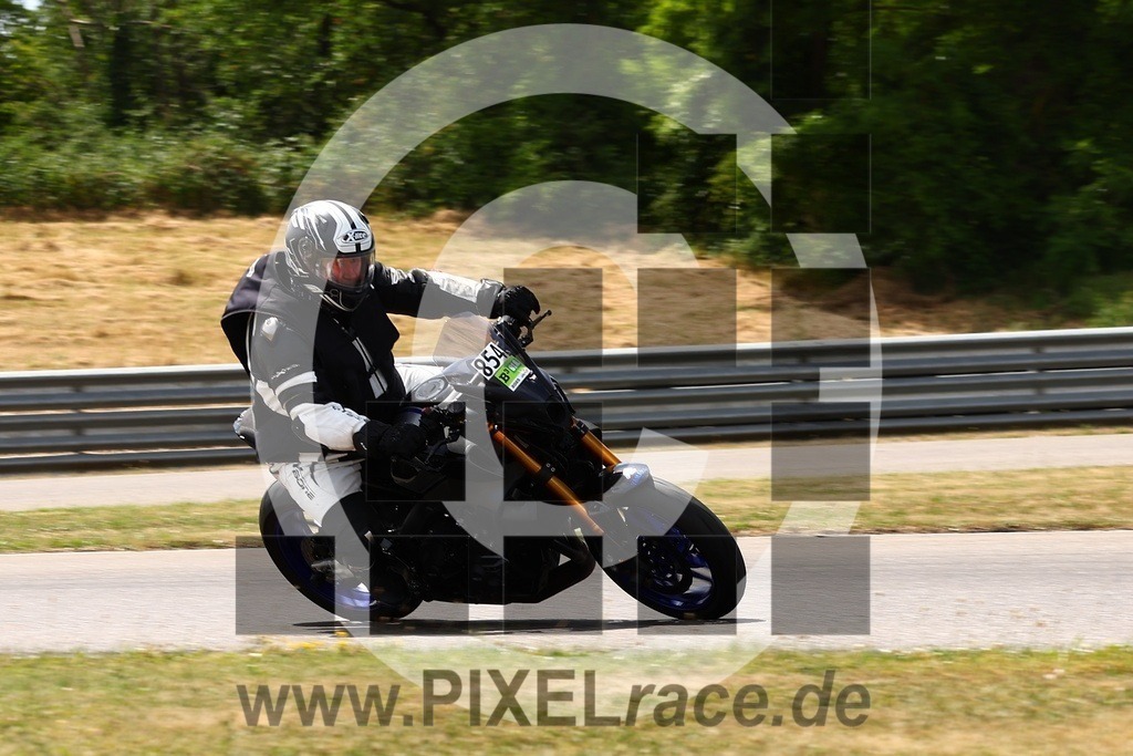 0854-PXR68115 | Schöne Erinnerungen an spannende Momente - das festzuhalten ist unser Job. PIXELrace.de ist seit 2003 auf den Rennstrecken Europas unterwegs um die Action draußen beim Fahren und die wunderbare Stimmung imm Fahrerlager für euch einzufangen.