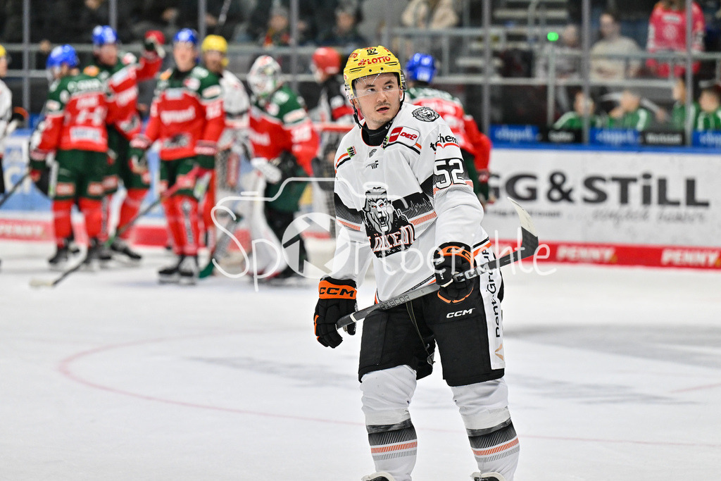 Augsburger Panther - Löwen Frankfurt | Maksim MATUSHKIN (Löwen Frankfurt #52) schaut unglaeubig / DEL: Augsburger Panther - Löwen Frankfurt, Curt Frenzel Stadiom am 11.10.2024