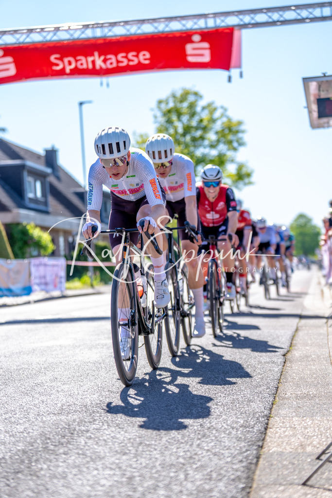 Spurt in den Mai 2026 - Großer Preis der Sparkasse Neuss | Annual one-day road cycling race "Großer Preis der Sparkasse Neuss" held in Büttgen, Germany, organized by VfR Büttgen 1912 e.V. The event features multiple races across all age categories from U11 youth to Elite men. - Realisiert mit Pictrs.com