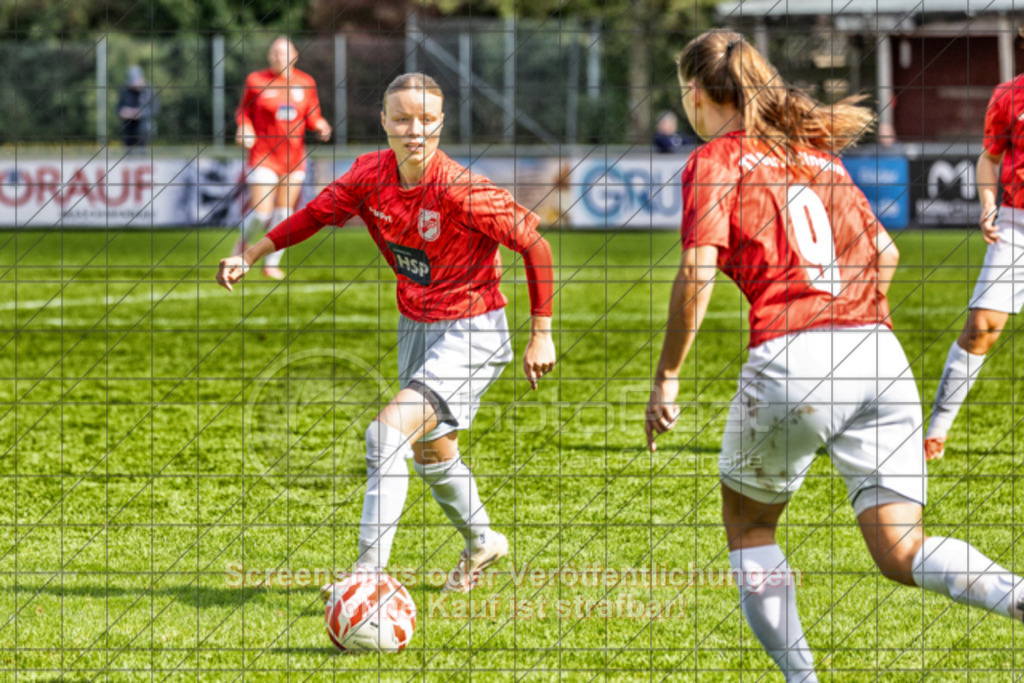 20250928_133051_0238-Bearbeitet | #,1.FC Donzdorf (schwarz) vs. TV Derendingen (rot), Fussball, Frauen-Verbandsliga Württemberg, 03. Spieltag, Saison 2025/2026, Rasenplatz Lautertal Stadion, Süßener Straße 16, 73072 Donzdorf, 28.09.2025 - 13:00 Uhr,Foto: PhotoPeet-Sportfotografie/Peter Harich