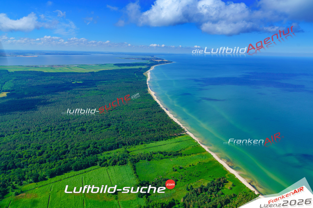 Die Luftbildaufnahme Ostsee Strand - Born-darss wurde 2018 mittels Flugzeug (keine Drohne) erstellt. Perfekte Schärfe und Druck- Auflösung- Garantiert!