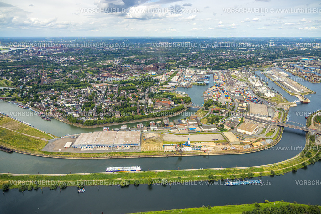 Duisburg240704808-Nord | Luftbild, Duisburg-Nord, duisport Hafen Duisburg mit Ölinsel, Kohleninsel und Schrottinsel, Ortsteil Ortsansicht Ruhrort, Fernsicht und blauer Himmel mit Wolken, Ruhrort, Duisburg, Ruhrgebiet, Nordrhein-Westfalen, Deutschland