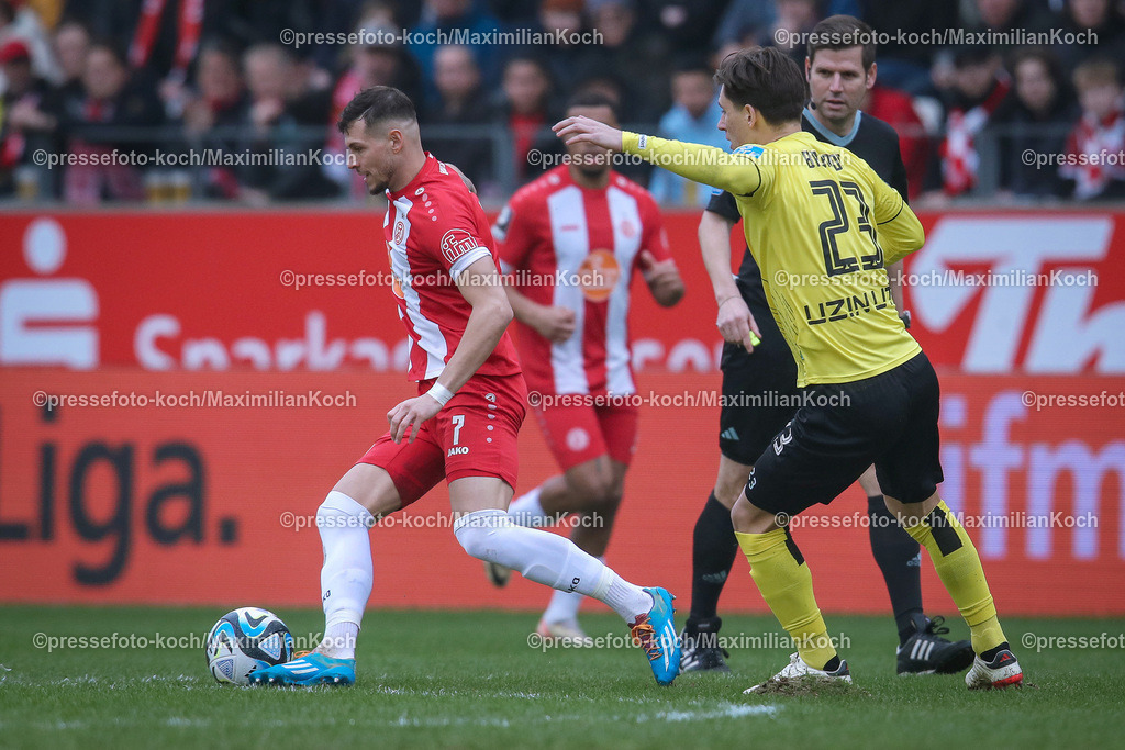 RWE3Liga17022401005 | 17.02.2024, Essen, Fußball, bwin 3. Liga Herren, Stadion an der Hafenstraße, 24. Spieltag Saison 2023 2024, Rot-Weiss Essen – SSV Ulm 1846:  Andreas Wiegel (Rot-Weiss Essen) gegen Max Brandt (SSV Ulm 1846)
DFB regulations prohibit any use of photographs as image sequences and or quasi-video.