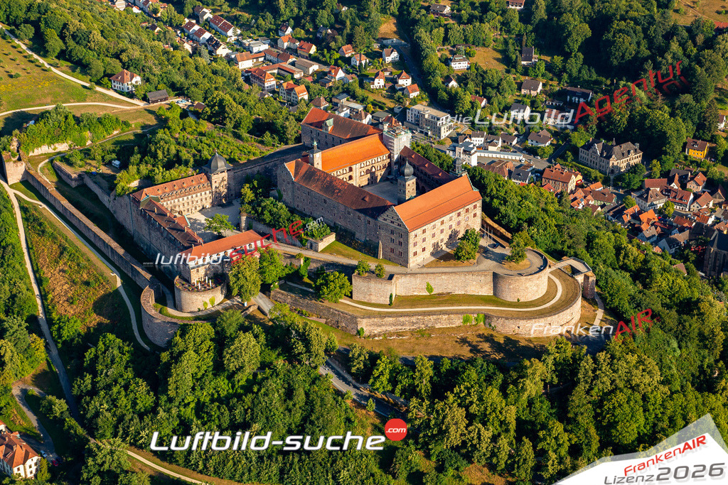 Das Luftbild zeigt : Plassenburg Kulmbach - Die Luftaufnahme wurde 2023 vom UL-Flugzeug aus erstellt ( keine Drohne ) - Hochauflösende Luftaufnahme - Für grossformatige Ausdrucke geeignet. Die Geschenkidee !Mit Lizenz und Bildrechte bestellbar