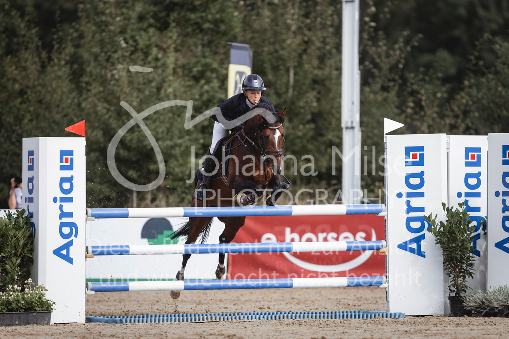 240906_BuCha_Pony-L-6j-250 | Deine schönsten Turniermomente als professionelle Fotos! Entdecke hochwertige Pferdesport-Fotografie im Online-Shop. Jetzt Fotos finden & bestellen!