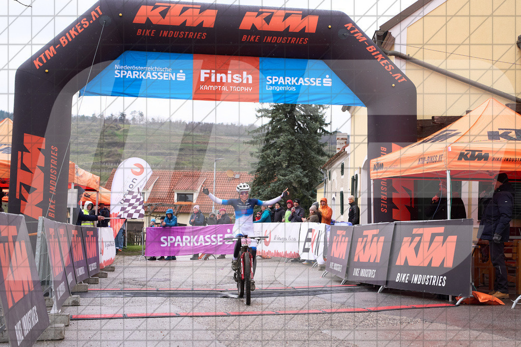 34. KTM Kamptal Trophy 1, MITTERWALLNER Mona (AUT), Women Elite, MONDRAKER FACTORY RACING XC bei der Zieleinfahrt | ZÖBING, Österreich – 2026-03-29: 34. KTM Kamptal Trophy1, MITTERWALLNER Mona (AUT), Women Elite, MONDRAKER FACTORY RACING XC bei der ZieleinfahrtFoto: © 2026 Martin Bihounek - MB Creative e.U.