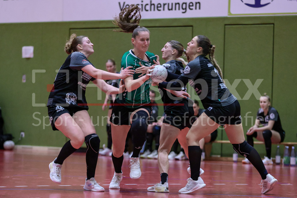 Handball, 2. Bundesliga Frauen, SV Werder Bremen - SG 09 Kirchhof | v.li.: Vanessa Ulrich (SG 09 Kirchhof, 48), Lara Niemann (SV Werder Bremen, 35), Hannah Berk (SG 09 Kirchhof, 17) und Chantal Reimbold (SG 09 Kirchhof, 11) im Zweikampf, Duell, Spielszene, Aktion, Action