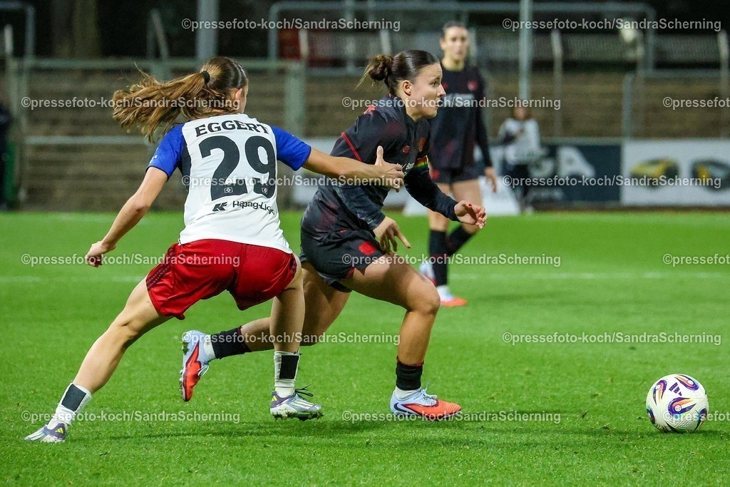 xsscx05112501024 | 05.11.2025, xsscx, Frauen Fuﬂball, Bayer 04 Leverkusen - Hamburger SV, Saison 2025 2026: Leni Eggert (Hamburger SV #29) im Zweikampf gegen Estrella Merino (Bayer 04 Leverkusen #10) DFB regulations prohibit any use of photographs as image sequences and or quasi-video.