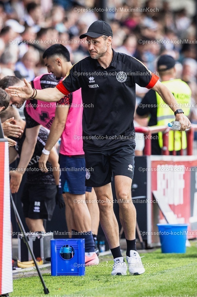 xkwix09082502022 | 09.08.2025, xkwix, Fußball, Liga3, SC Verl - SV Wehen Wiesbaden, Sportclub Arena: Torjubel nach dem Tor zum 2:0 durch Moritz Flotho (SV Wehen Wiesbaden #28) von Nils Döring (SV Wehen Wiesbaden Cheftrainer)