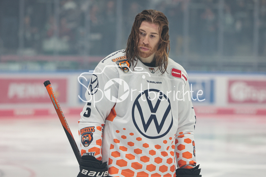 Augsburger Panther - Grizzlys Wolfsburg | Bjoern KRUPP (WOB #5) in Aktiion
