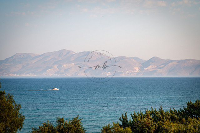 Blick auf das Mittelmeer in Griechenland | Professionelle Natur- & Landschaftsfotos als Poster, auf Leinwand & viele mehr. Wähle aus einer Vielzahl an Formaten & Materialien Dein perfektes Bild. - Realisiert mit Pictrs.com