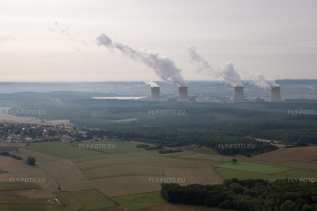 Vue aérienne: Cattenom, centrale nucléaire de l'ouest à Cattenom dans le département Moselle, France. Photo: IMG_50632.jpg prise le 24/06/2012 par Werner Riehm/FLY-FOTO.eu – Résolution de l'original: 4752 x 3168 px