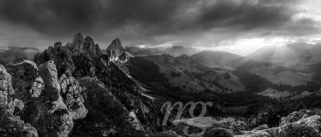 fantastic summer sunset at the swiss peaks of Gastlosen | Die ideale Geschenkidee für Naturliebhaber. Naturbilder von Marcel Gross Photography für ihr Zuhause in den verschiedensten Formaten und Materialien. - Realisiert mit Pictrs.com