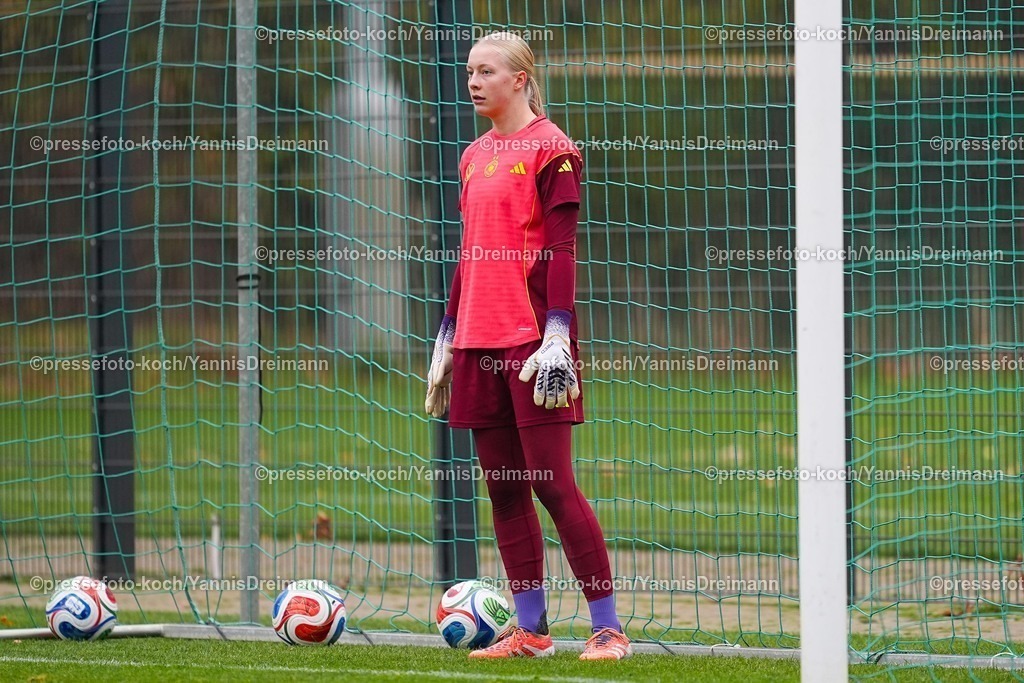 xYDRx26112502018 | 26.11.2025, xydrx, Fußball, Länderspiel, EM-Qualifikation U19-Frauen, Belgien - Deutschland, Sportschule Wedau: Janne Krumme (GER #12)