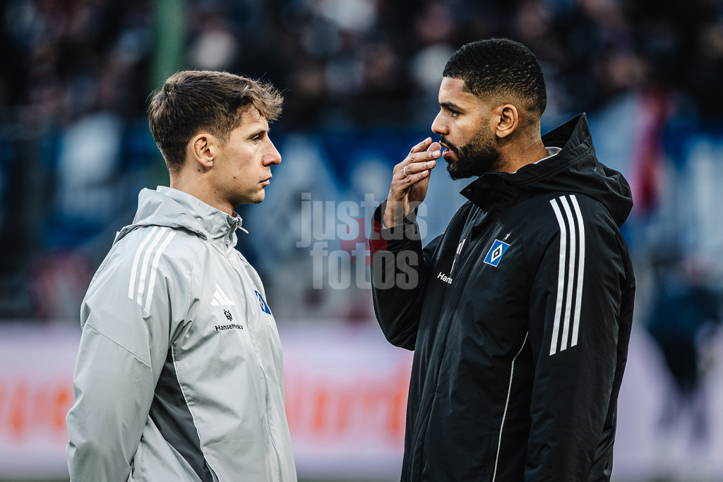 Fußball | Männer | Saison 2025/2026 | 1. Fußball-Bundesliga | 12. Spieltag | Hamburger SV vs. VfB Stuttgart | 30.11.2025 | v.l. Co-Trainer Loic Fave und Richard Krohn (beide HSV)