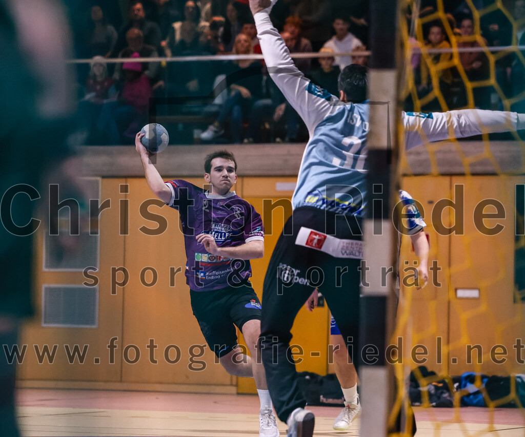 2024-11-24_021_SpVgg_Altenerding_gegen_ASV_Dachau | Erding, Deutschland, 24.11.2024:Handball, Bezirksoberliga Männer 2024 / 2025, 8. Spieltag, SpVgg Altenerding gegen ASV Dachau, Endergebnis: 30:23Joseph Wyhnalek (SpVgg Altenerding, #2), Torwart Valentin Hagitte (ASV Dachau, #30)Foto: Christian Riedel / fotografie-riedel.net