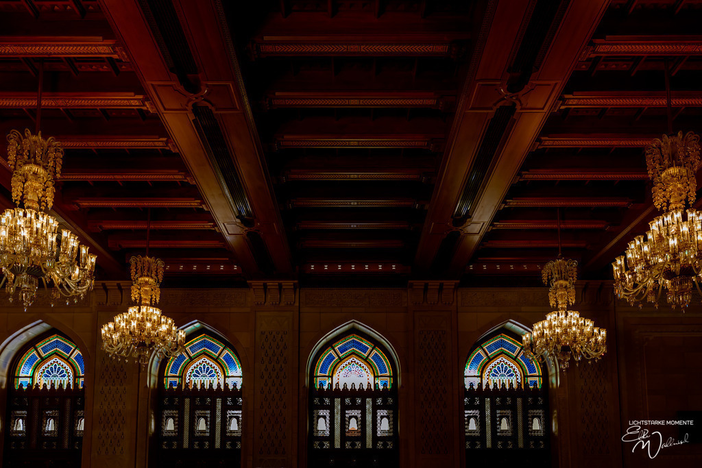 Sultan Qaboos Grand Mosque, Muskat | Herzlich willkommen auf meiner Seite! Ich bin Elke Wallnisch, Deine Fotografin für lichtstarke Momente. Der Name steht für alles, was mich mit der Fotografie verbindet: Das Licht und seine machtvolle Wirkung auf eine Situation oder unsere Stimmung - Realisiert mit Pictrs.com
