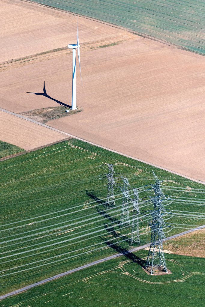 dr__0097821.jpg | BERGHEIM 25.08.2022 Strommast- Konstruktion einer Trasse und Verbundleitungein Windrad in Bergheim im Bundesland Nordrhein-Westfalen, Deutschland. 