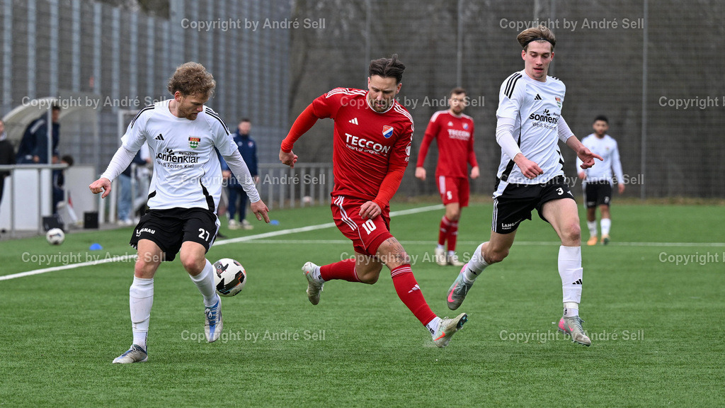 TSV Kronshagen vs. SpVg. Eidertal Molfsee | Rune Möller (TSVK #27) &amp; Peeke Schmitz (TSVK #3) vs Tom Wüllner (Molfsee #10) / Fußball-Landesliga Schleswig Männer 2025/2026 / TSV Kronshagen vs. SpVg. Eidertal Molfsee / Kunstrasenplatz (Platz 5) / Kronshagen / 21.03.26 - Realisiert mit Pictrs.com