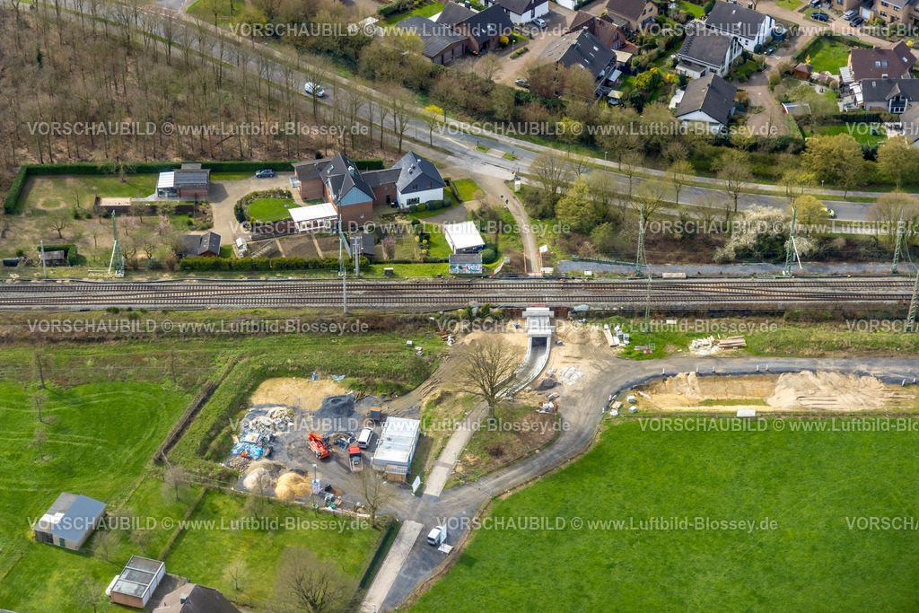 Voerde230301048Betuwe | Luftbild, Ausbau der Betuwe Linie zwischen Ruhrgebiet und den Niederlanden im Bereich Voerde zur dreigleisigen Bahnstrecke, , alle beschrankten Bahnübergänge werden entfallen oder durch Über- oder Unterführungen ersetzt werden. Vor allem ist die Ausbaumaßnahme für die Bahn mit der Verpflichtung verbunden, nunmehr Lärmschutz für die betroffenen Menschen zu gewähren. Stockum, Voerde, Niederrhein, Ruhrgebiet, Nordrhein-Westfalen, Deutschland