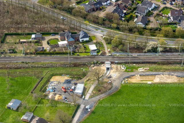 Voerde230301048Betuwe | Luftbild, Ausbau der Betuwe Linie zwischen Ruhrgebiet und den Niederlanden im Bereich Voerde zur dreigleisigen Bahnstrecke, , alle beschrankten Bahnübergänge werden entfallen oder durch Über- oder Unterführungen ersetzt werden. Vor allem ist die Ausbaumaßnahme für die Bahn mit der Verpflichtung verbunden, nunmehr Lärmschutz für die betroffenen Menschen zu gewähren. Stockum, Voerde, Niederrhein, Ruhrgebiet, Nordrhein-Westfalen, Deutschland